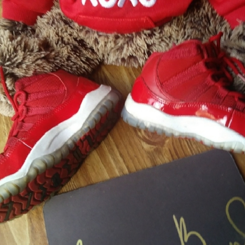 Red Jordan concords - Picture 2 of 2